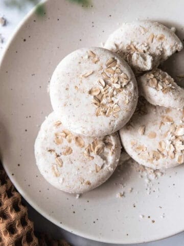 How to make an oatmeal bath bomb to soothe itchy skin