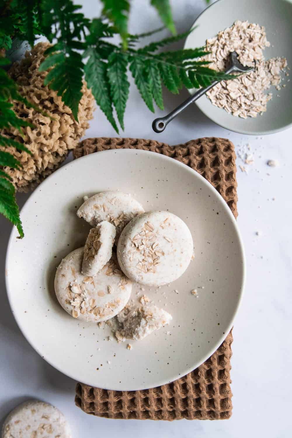 how to make oatmeal bath bombs with essential oils for itchy skin