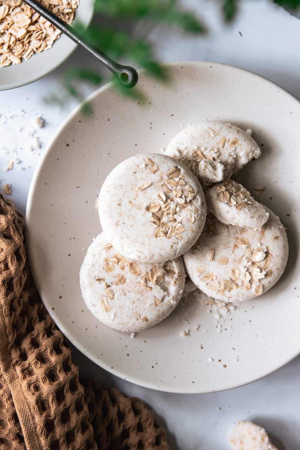 How to make oatmeal bath bombs for itchy skin