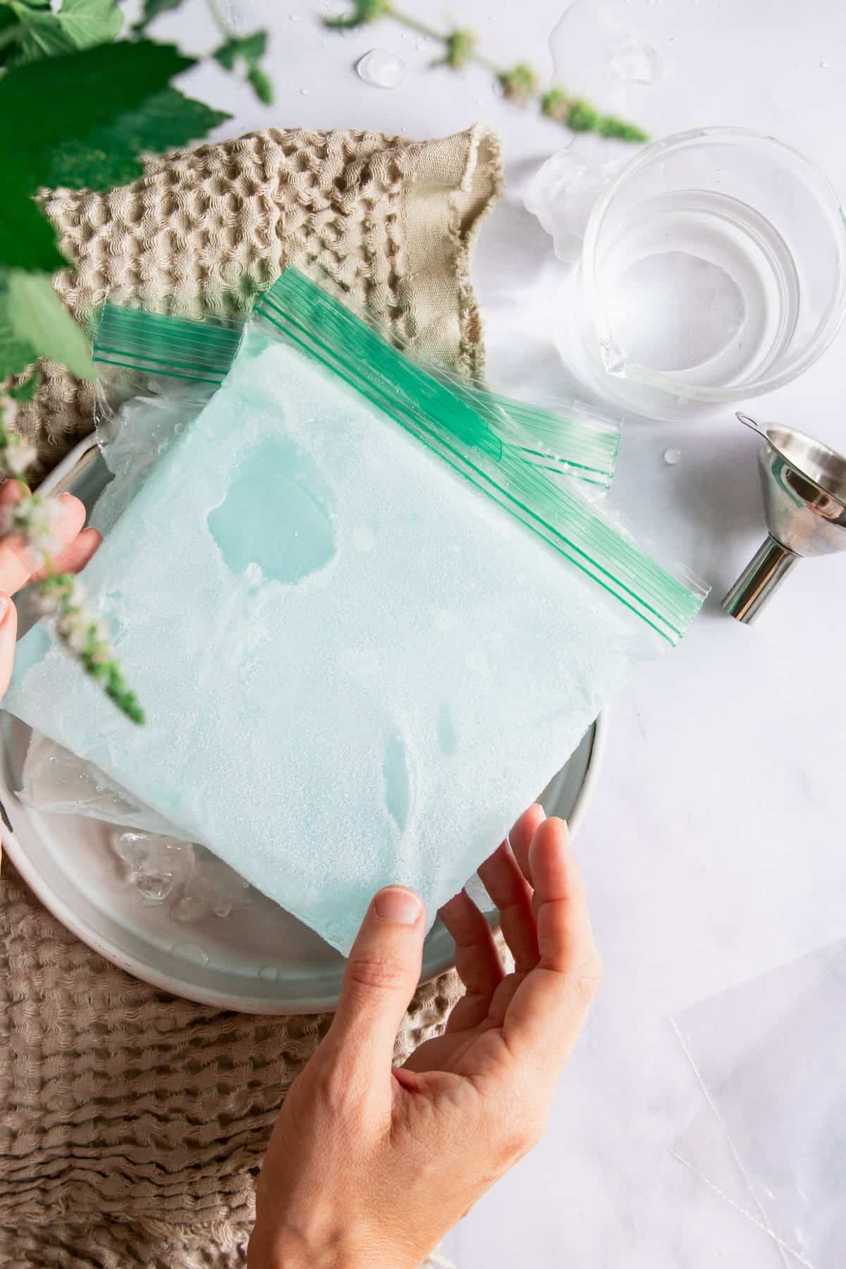 Lie ice pack flat to freeze