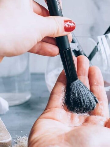 How to clean makeup brushes with 2-ingredient brush cleanser recipe