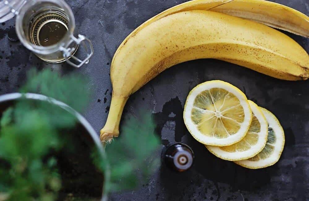 How to whiten teeth with banana peel and lemon