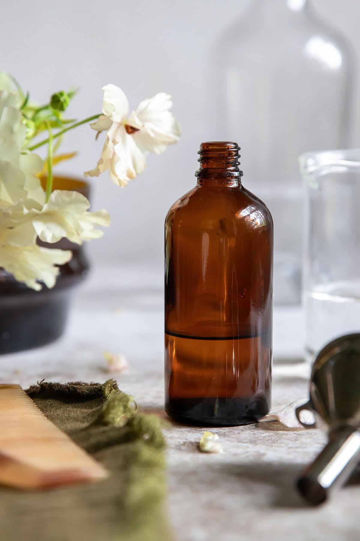 Letting alcohol and essential oils fully combine for hair perfume blends