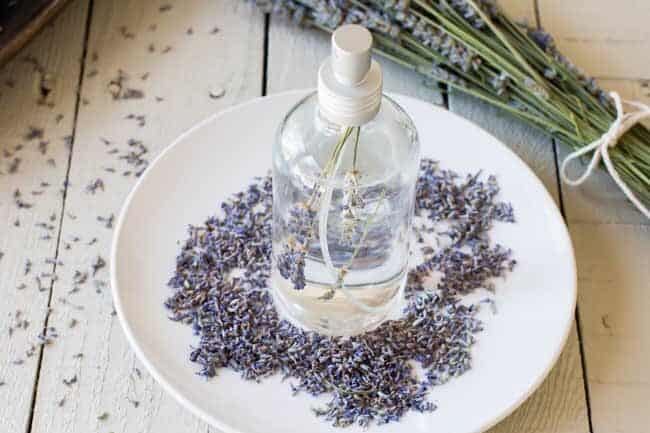 DIY lavender linen spray | HelloGlow.co