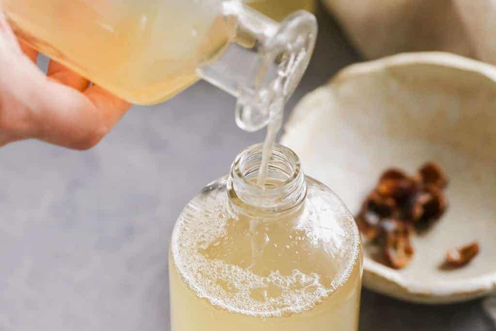 Adding apple cider vinegar to shampoo