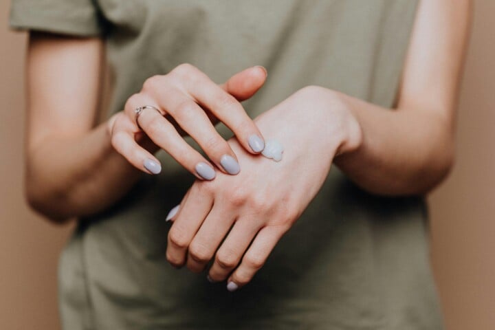 Make chrome nails last longer